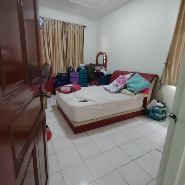 1-storey Terraced House for Sale in Taman Molek (Johor Bahru) - Kok Hui - Bedroom - PropertyGuru.com.my