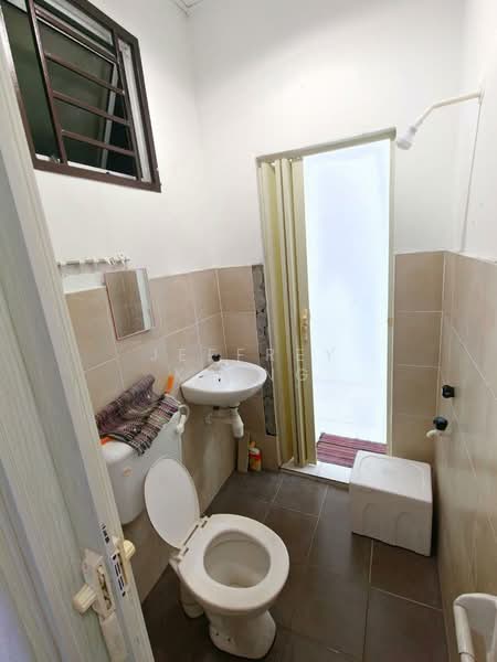 2.5-storey Terraced House for Sale in Kelapa Sawit (Kulai) - Jeffrey Kiong - Bathroom - PropertyGuru.com.my