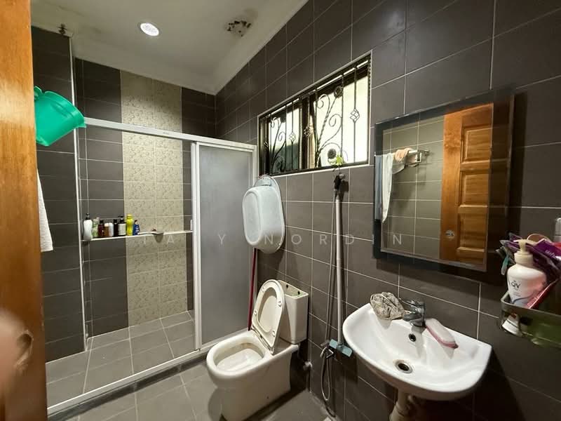 Rumah Berkembar untuk Disewa di Taman Seri Mutiara (Bangi) - Taty Nordin - Bathroom - PropertyGuru.com.my