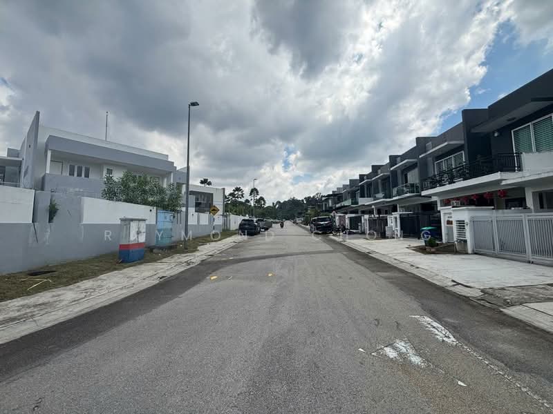 Rumah Teres 2 Tingkat untuk Dijual di Taman Lestari Putra (Seri Kembangan) - Raymond Chong - Exterior - PropertyGuru.com.my