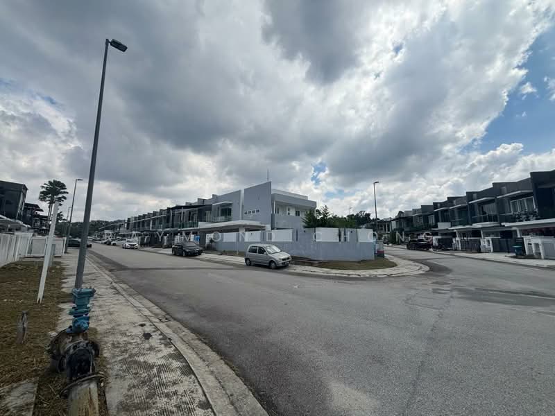 Rumah Teres 2 Tingkat untuk Dijual di Taman Lestari Putra (Seri Kembangan) - Raymond Chong - Exterior - PropertyGuru.com.my