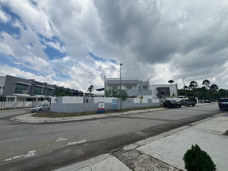 Rumah Teres 2 Tingkat untuk Dijual di Taman Lestari Putra (Seri Kembangan) - Raymond Chong - Exterior - PropertyGuru.com.my