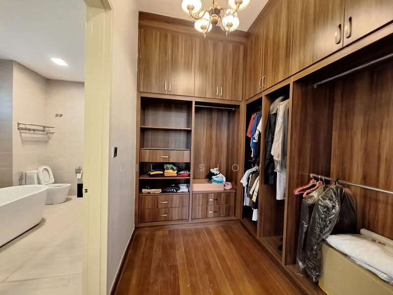Semi-Detached House for Sale in Seri Kembangan (Selangor) - Lily Siow - Walk-in Wardrobe - PropertyGuru.com.my