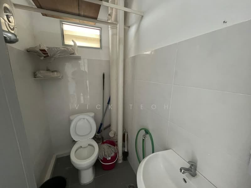 Pangsapuri untuk Disewa di Eastern Court - Vick Teoh - Bathroom - PropertyGuru.com.my