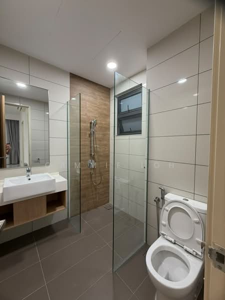 Servis Apartment untuk Disewa di Avara - Cammie Loh - Bathroom - PropertyGuru.com.my