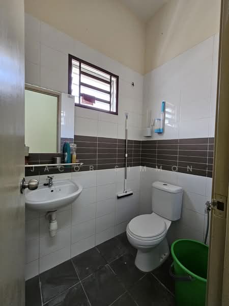 2-storey Terraced House for Sale in Bandar Baru Salak Tinggi (Sepang) - Jacob Simmon - Bathroom - PropertyGuru.com.my