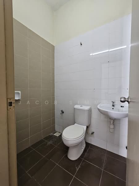 2-storey Terraced House for Sale in Bandar Baru Salak Tinggi (Sepang) - Jacob Simmon - Bathroom - PropertyGuru.com.my