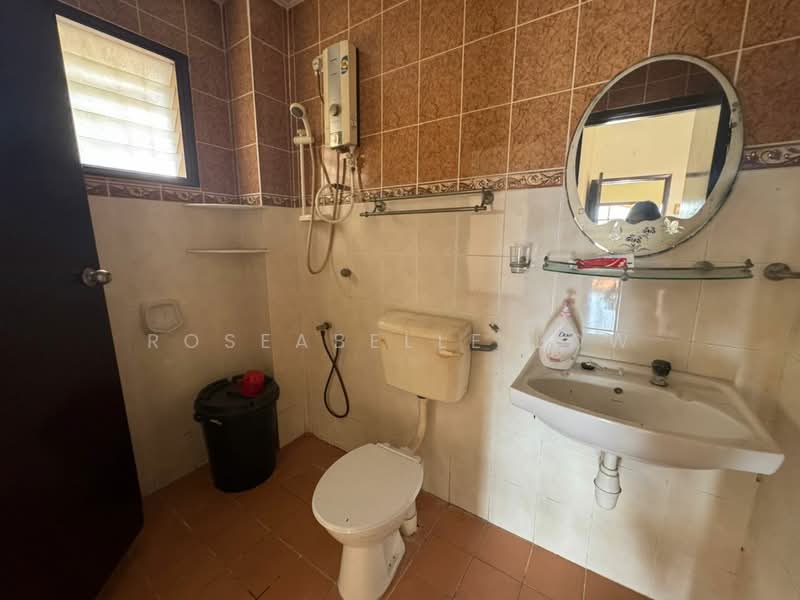 2-storey Terraced House for Sale in Bandar Putra Permai (Seri Kembangan) - Roseabelle Low - Bathroom - PropertyGuru.com.my