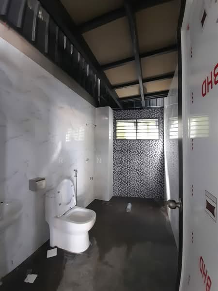 Warehouse for Rent in Salak South (Kuala Lumpur) - Rain Tan - Bathroom - PropertyGuru.com.my