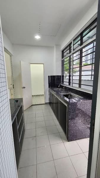 Rumah Teres 3 Tingkat untuk Disewa di Taman Putra Prima (Puchong) - Stanley Savuriyar - Kitchen - PropertyGuru.com.my