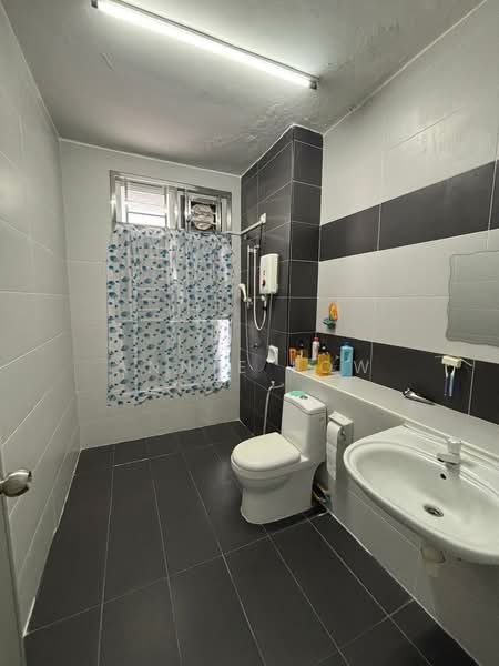 Rumah Teres 2 Tingkat untuk Dijual di Bandar Putra (Kulai) - Annie Low - Bathroom - PropertyGuru.com.my