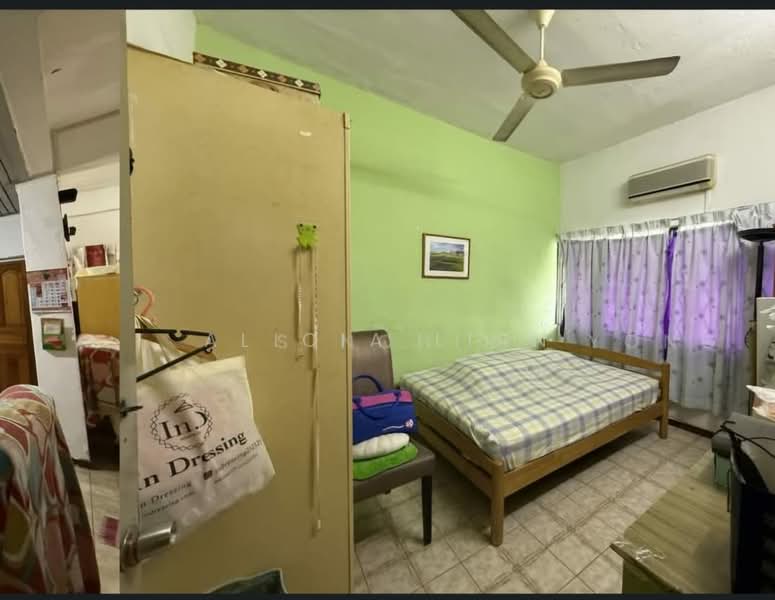 2-storey Terraced House for Sale in Taman Kolam Air (Johor Bahru) - Alicia Lian - Bedroom - PropertyGuru.com.my