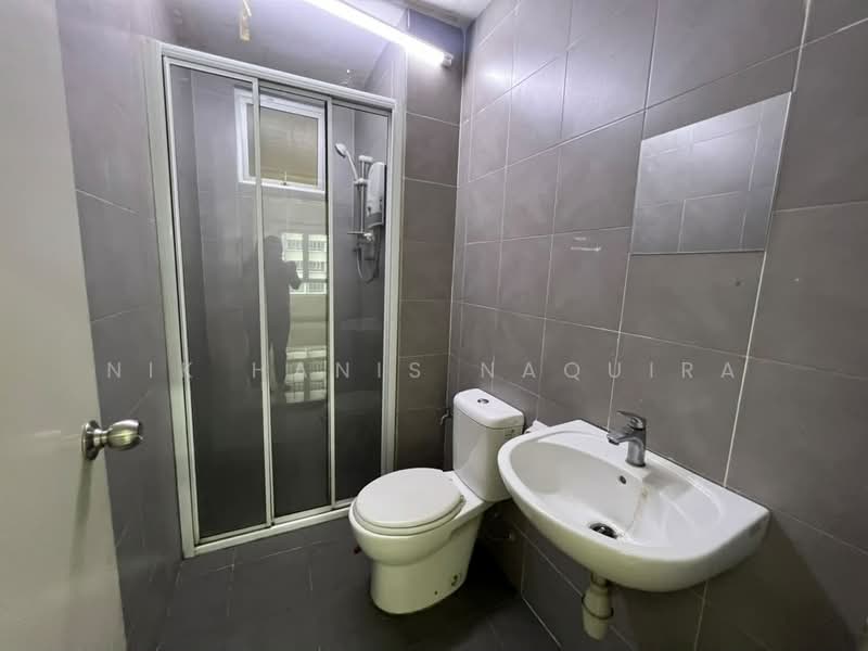 Service Residence for Rent at Savanna Executive Suite @ Southville City - Nik Hanis Naquira - Bathroom - PropertyGuru.com.my