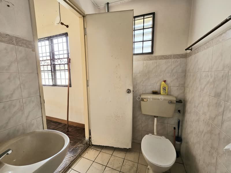 Rumah Teres untuk Dijual di Batu 9 (Cheras) - Xin Yi Tong - Bathroom - PropertyGuru.com.my