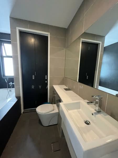 Servis Apartment untuk Disewa di Setia Sky 88 - Ryan Lim - Bathroom - PropertyGuru.com.my
