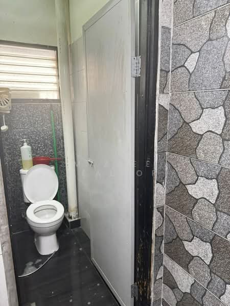 Shop / Office for Rent in Taman Kajang Utama (Kajang) - Maznee Realtor - Bathroom - PropertyGuru.com.my