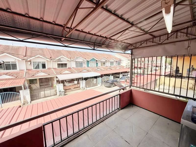 Rumah Teres 2 Tingkat untuk Dijual di Taman Sri Kluang (Kluang) - Sufi Norman - Balcony - PropertyGuru.com.my