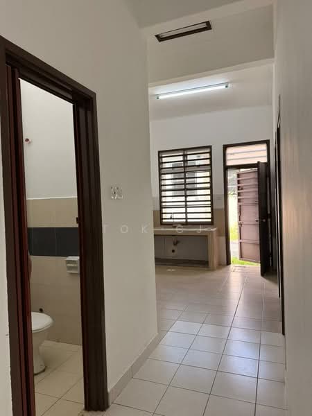 Rumah Teres 1 Tingkat untuk Disewa di Bandar Putra (Kulai) - Tok CJ - Bathroom - PropertyGuru.com.my