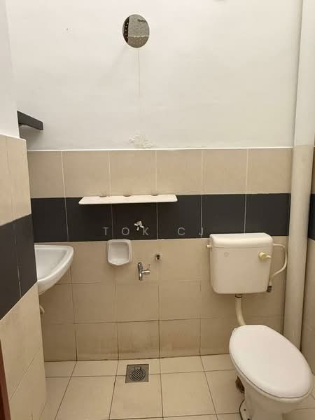 Rumah Teres 1 Tingkat untuk Disewa di Bandar Putra (Kulai) - Tok CJ - Bathroom - PropertyGuru.com.my
