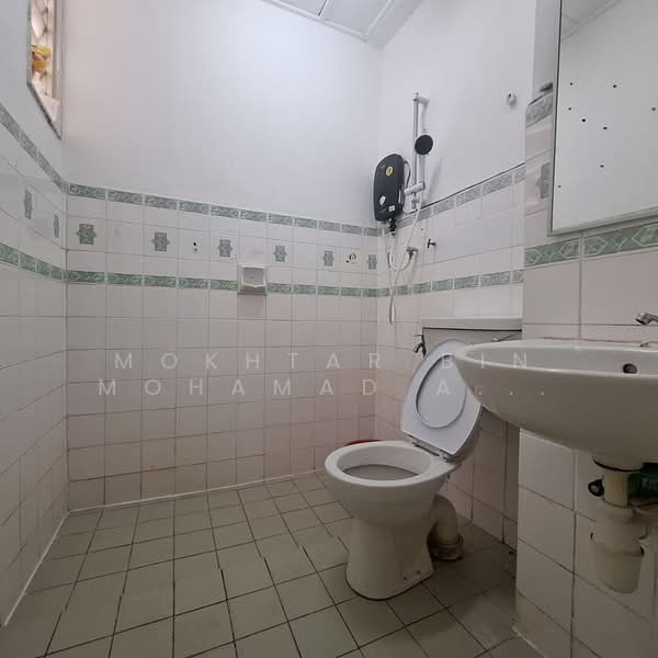 Rumah Teres untuk Dijual di Bandar Kinrara Seksyen 5 (Bandar Kinrara) - Mokhtar Bin Mohamad Akhir - Bathroom - PropertyGuru.com.my