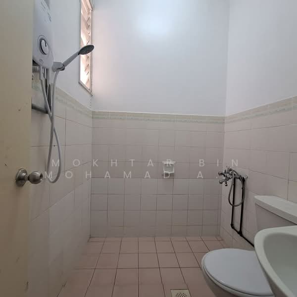 Rumah Teres untuk Dijual di Bandar Kinrara Seksyen 5 (Bandar Kinrara) - Mokhtar Bin Mohamad Akhir - Bathroom - PropertyGuru.com.my