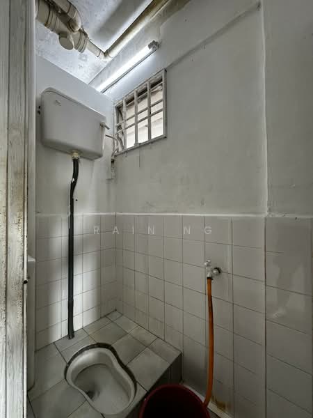 Rumah Flat untuk Dijual di Ketapang Flat - Rain Ng - Bathroom - PropertyGuru.com.my