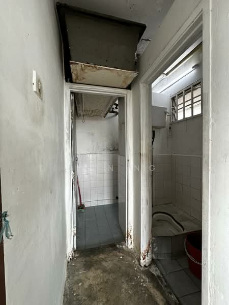 Rumah Flat untuk Dijual di Ketapang Flat - Rain Ng - Bathroom - PropertyGuru.com.my