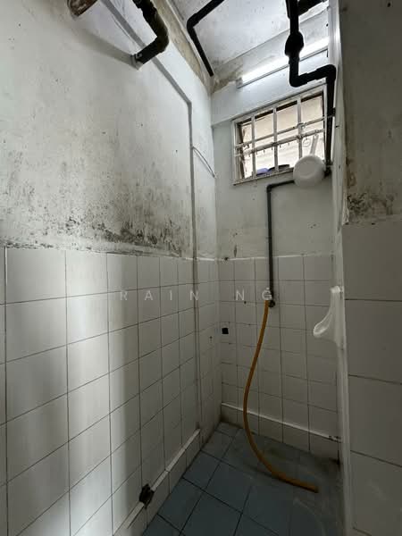 Rumah Flat untuk Dijual di Ketapang Flat - Rain Ng - Bathroom - PropertyGuru.com.my