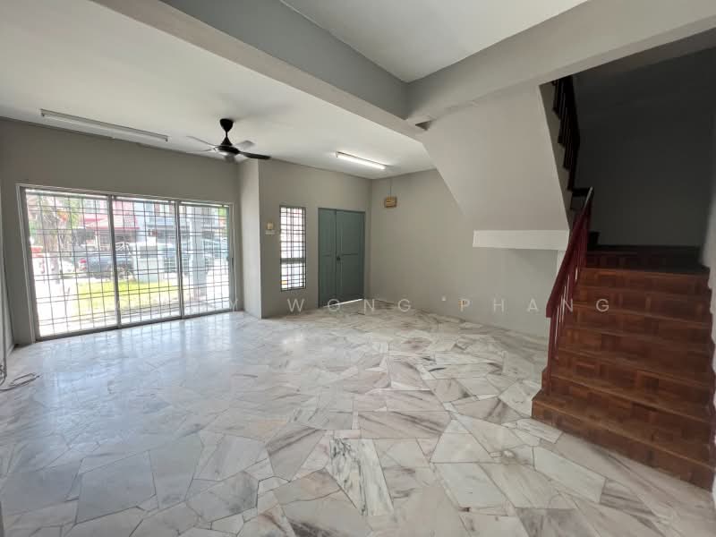 2-storey Terraced House for Sale in Taman Puncak Jalil (Seri Kembangan) - Tommy Wong Phang - Living Room - PropertyGuru.com.my