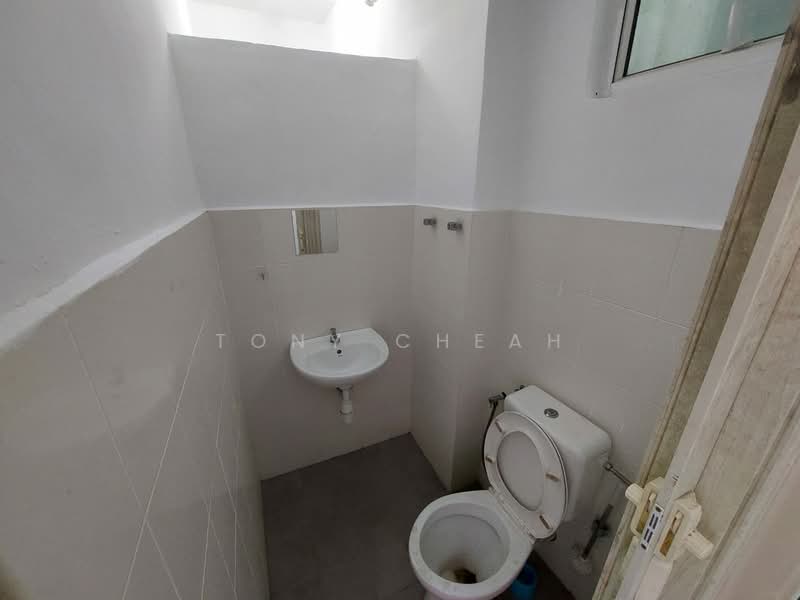 Pangsapuri untuk Dijual di Shineville Garden - Tony Cheah - Bathroom - PropertyGuru.com.my