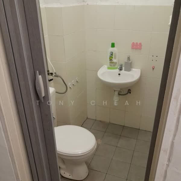 Pangsapuri untuk Dijual di Shineville Garden - Tony Cheah - Bathroom - PropertyGuru.com.my