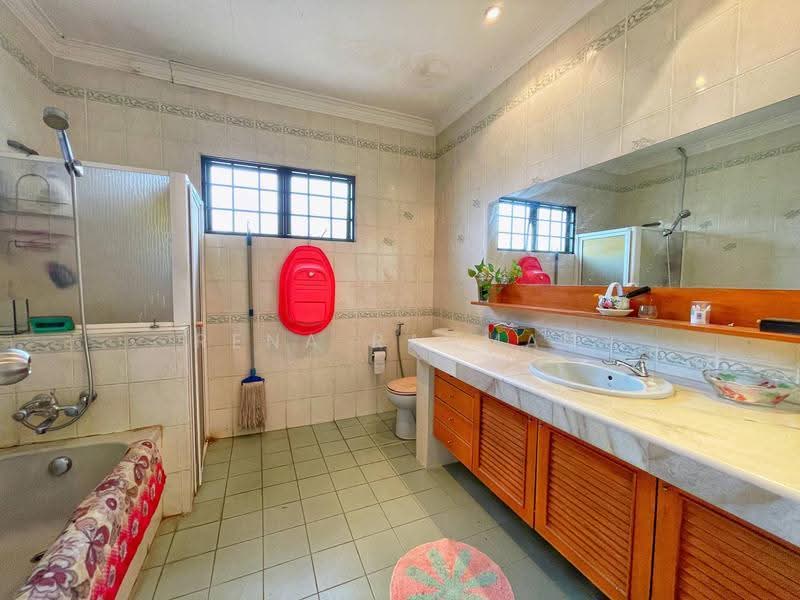 Bungalow House for Sale in Seremban 2 (Negeri Sembilan) - Rena Rahman - Bathroom - PropertyGuru.com.my