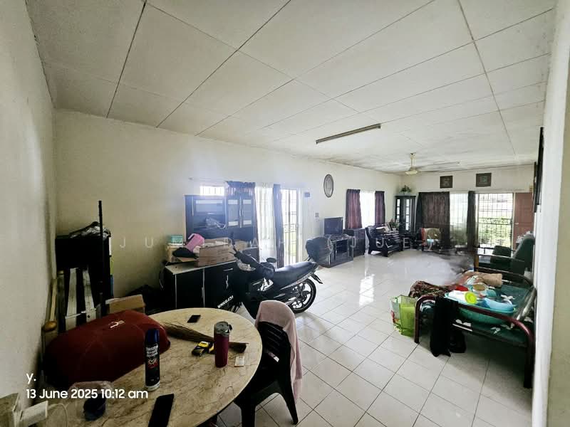 Bungalow for Sale in Bandar Putra Permai (Seri Kembangan) - JUMIDAH (JUE) - Living Room - PropertyGuru.com.my