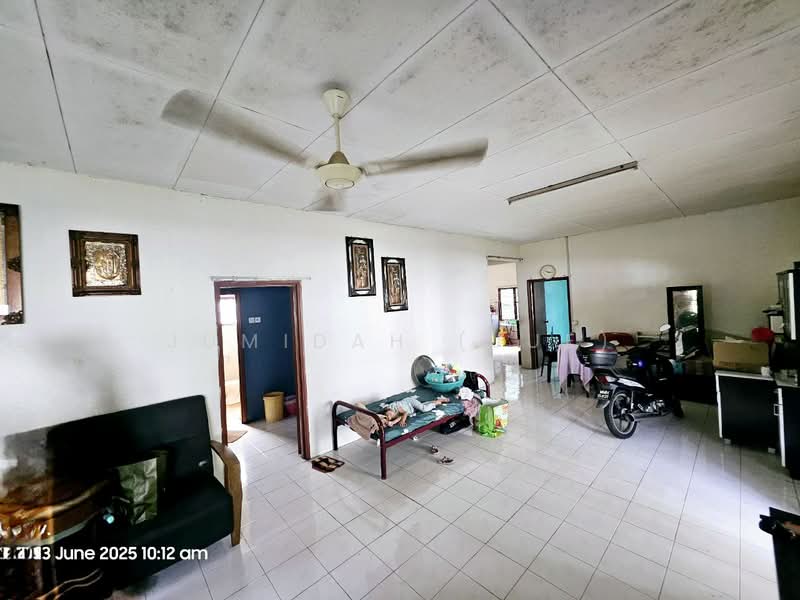 Bungalow for Sale in Bandar Putra Permai (Seri Kembangan) - JUMIDAH (JUE) - Living Room - PropertyGuru.com.my