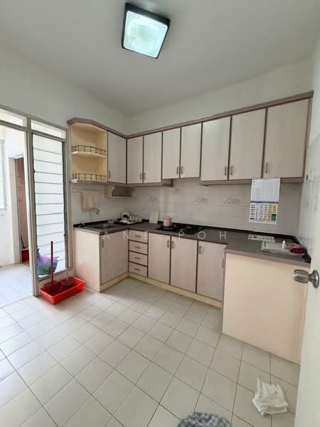 Pangsapuri untuk Dijual di Greenlane Heights Block B - Jane Poh - Kitchen - PropertyGuru.com.my