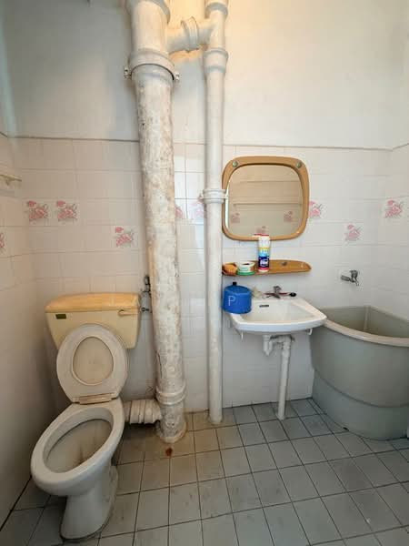 Pangsapuri untuk Dijual di Greenlane Heights Block B - Jane Poh - Bathroom - PropertyGuru.com.my