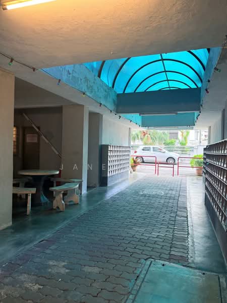Pangsapuri untuk Dijual di Greenlane Heights Block B - Jane Poh - Corridor - PropertyGuru.com.my