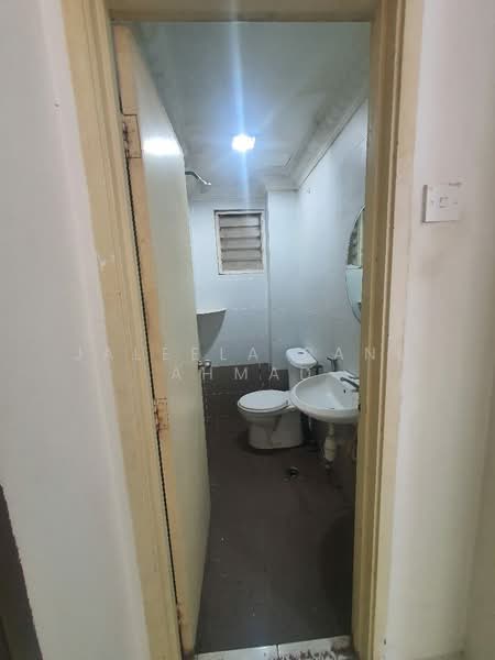 Pangsapuri untuk Disewa di Apartment Selasih - Jaleela Banu Ahmad - Bathroom - PropertyGuru.com.my