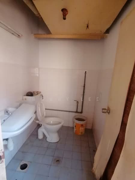 Rumah Flat untuk Dijual di Rajawali Apartment - Bobby Lee - Bathroom - PropertyGuru.com.my