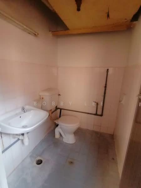 Rumah Flat untuk Dijual di Rajawali Apartment - Bobby Lee - Bathroom - PropertyGuru.com.my