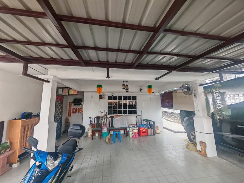 Semi-Detached House for Sale in Bandar Country Homes (Rawang) - Alex Lee - Car Park - PropertyGuru.com.my