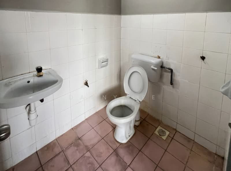 Terraced House for Sale in Bandar Putra Permai (Seri Kembangan) - Danny Lee - Bathroom - PropertyGuru.com.my