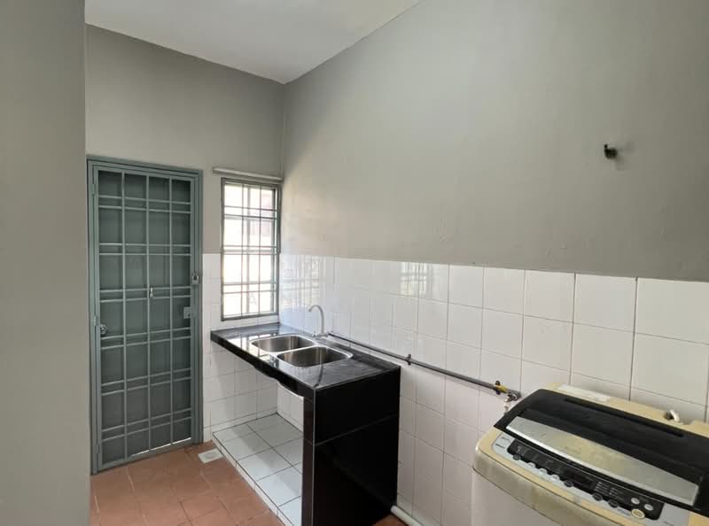 Terraced House for Sale in Bandar Putra Permai (Seri Kembangan) - Danny Lee - Kitchen - PropertyGuru.com.my