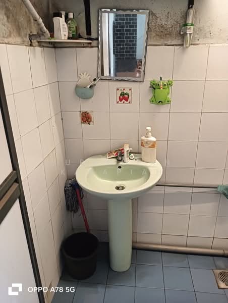 Pangsapuri untuk Dijual di Seri Ayu Apartment - Surendran Karapiah - Bathroom - PropertyGuru.com.my
