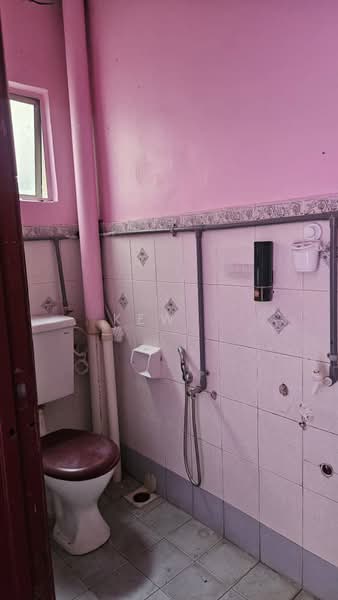Rumah Flat untuk Disewa di Bolton Industrial Park - Kew . - Bathroom - PropertyGuru.com.my