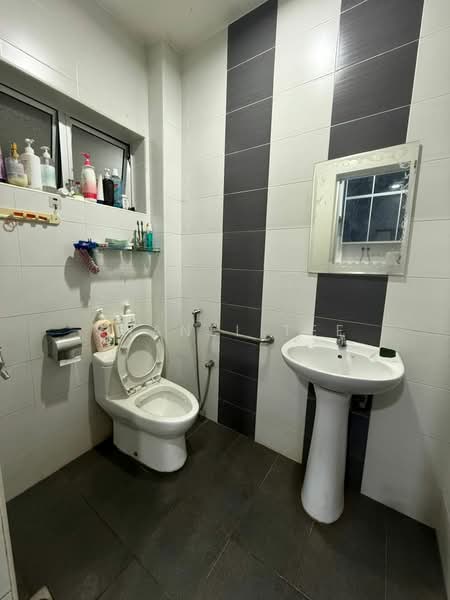 Rumah Teres 2 Tingkat untuk Dijual di Taman Sri Kluang (Kluang) - Shanel Tee - Bathroom - PropertyGuru.com.my