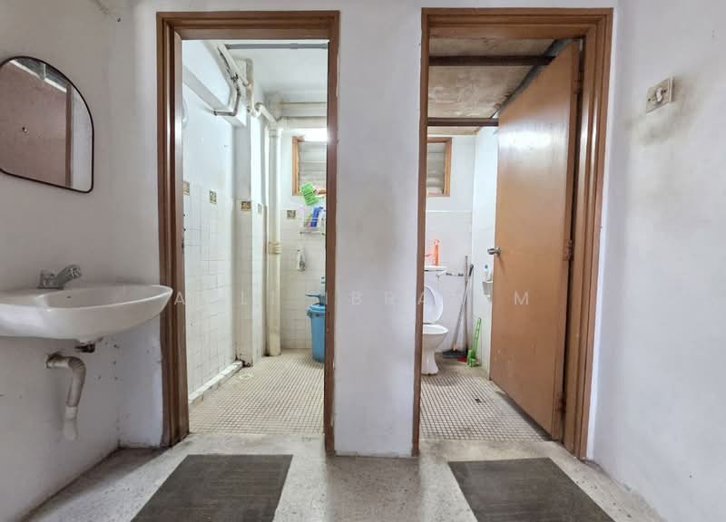 Pangsapuri untuk Dijual di Pangsapuri Dahlia Court - Azli Ibrahim - Bathroom - PropertyGuru.com.my
