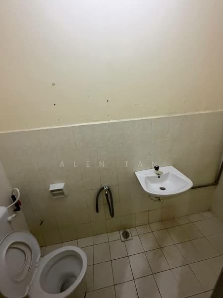 Pangsapuri untuk Disewa di Bandar Baru Uda - Alen Tan - Bathroom - PropertyGuru.com.my