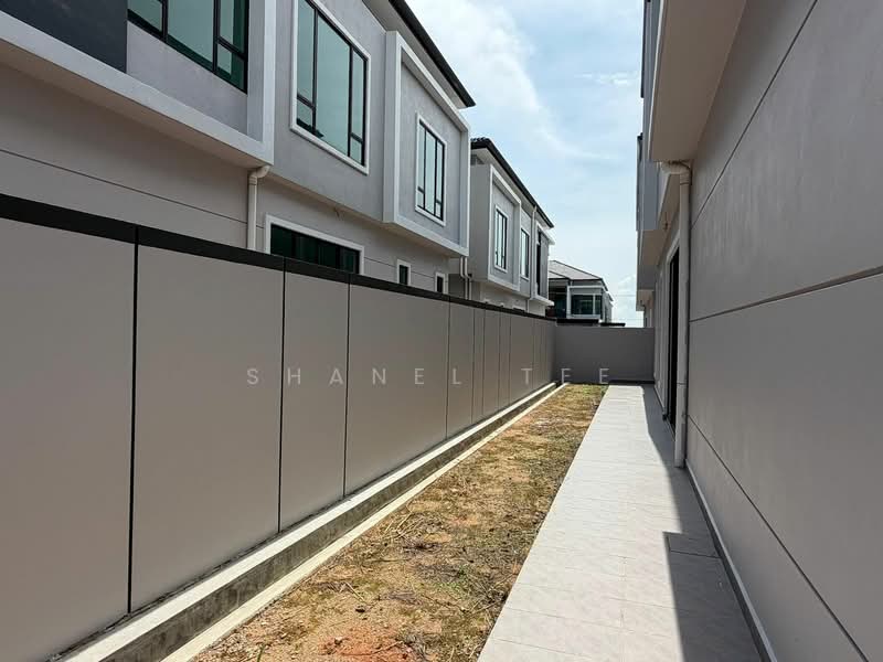 Rumah Kluster untuk Dijual di Taman Tasik Indah (Kluang) - Shanel Tee - Exterior - PropertyGuru.com.my