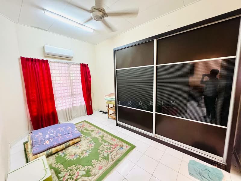 Rumah Teres 1 Tingkat untuk Dijual di Taman Pelangi Semenyih (Semenyih) - Azli Ibrahim - Bedroom - PropertyGuru.com.my
